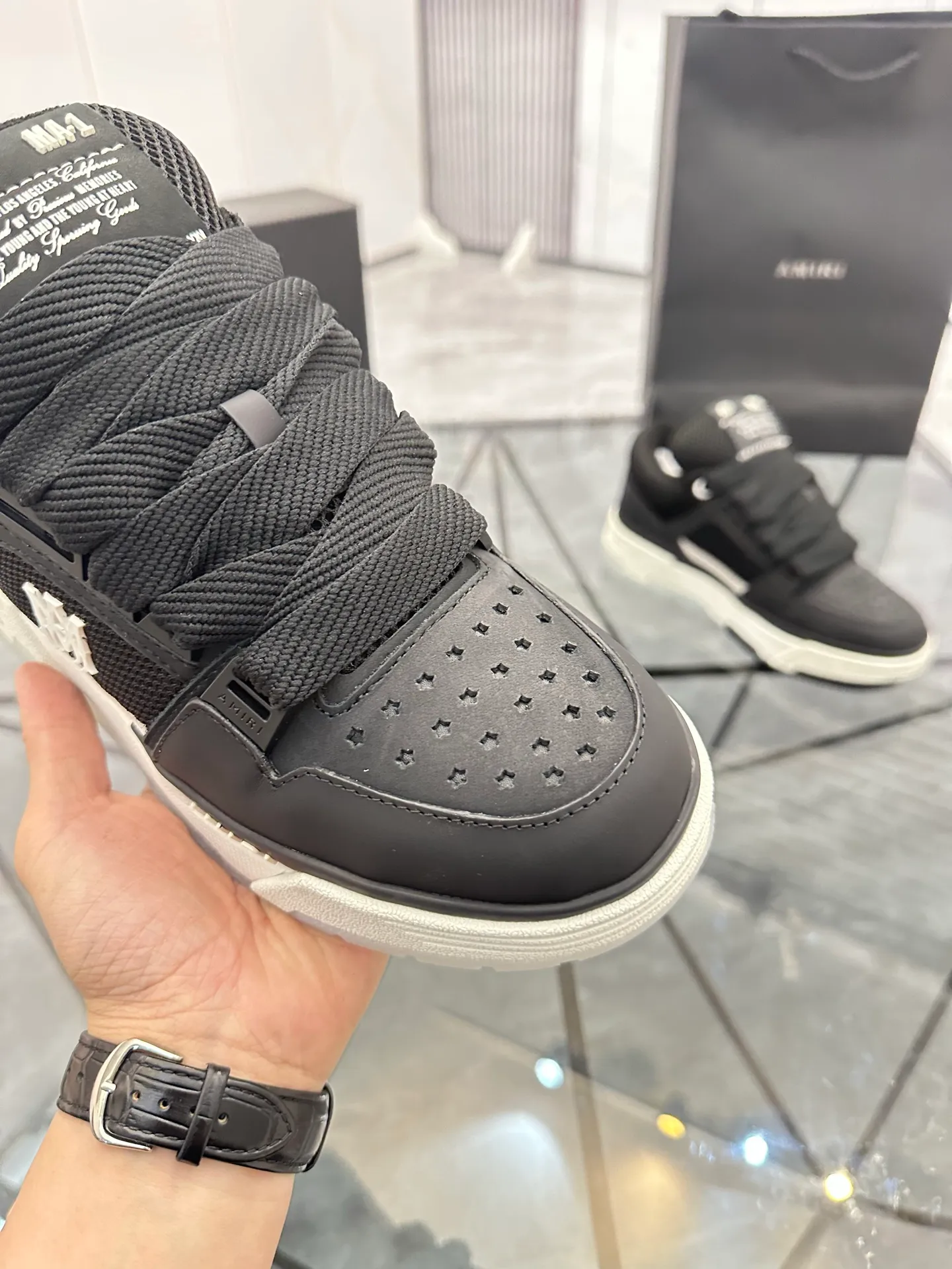 Men's shoes: 💰P720¥ Guangzhou top quality Product trademark: AMIRI* "Amir*" low-top casual shoes Regular size: 39-44 (can be customized to 45) Product materials: upper imported first-layer cowhide stitching original material, breathable lining, original outsole. Number: 525